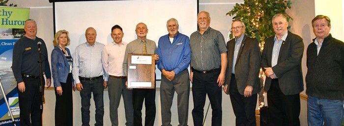 Municipal representatives receive award.